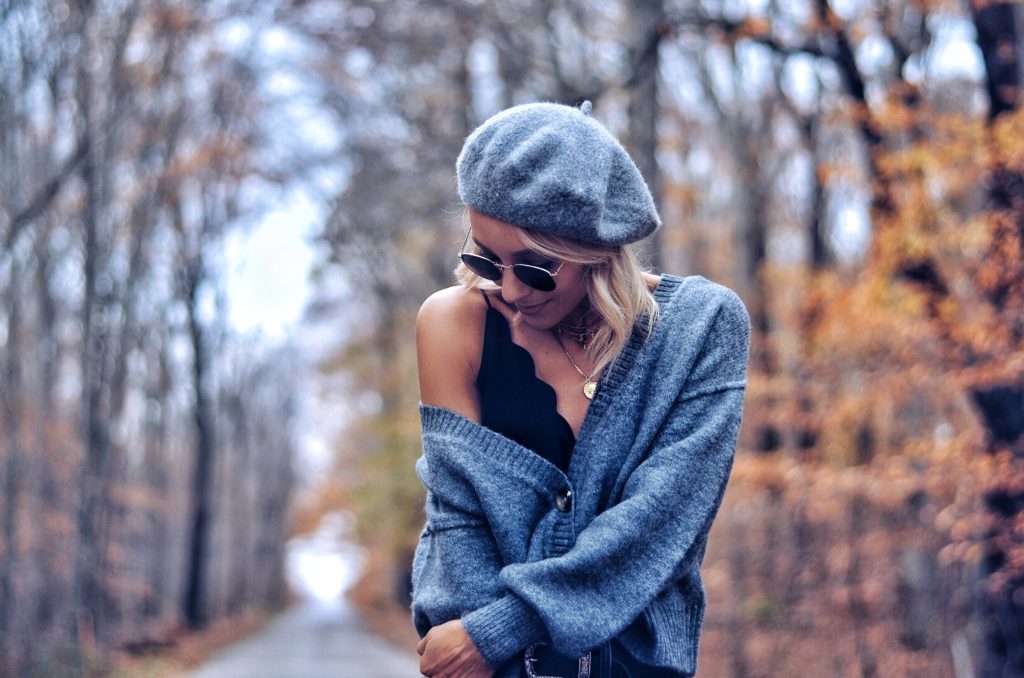 cozy-gray-sweater-and-beret-for-fall